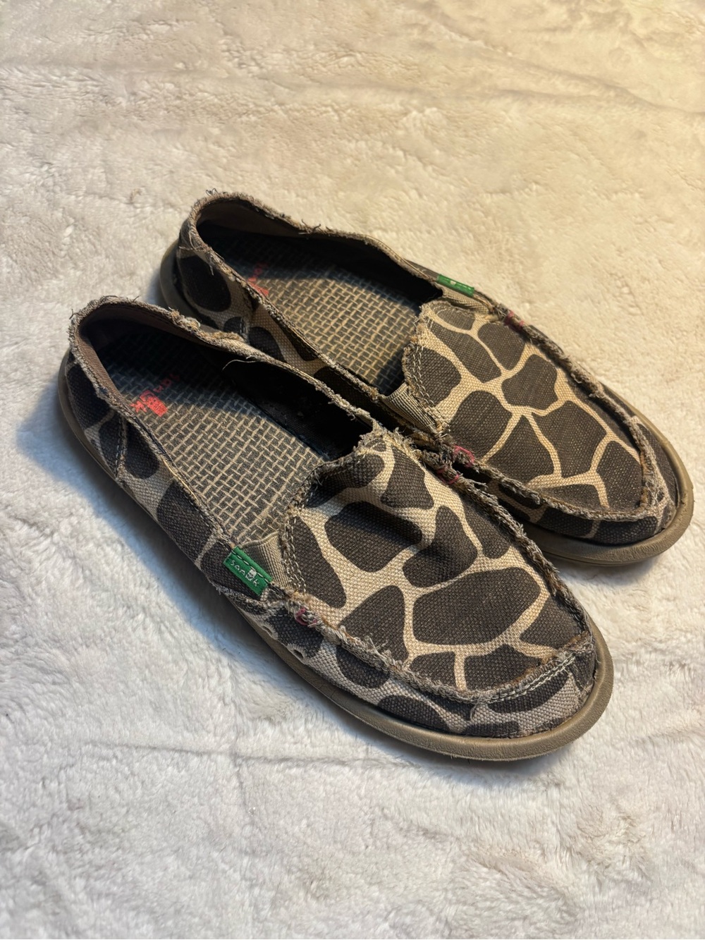 Sanuk Canvas Shoes Size 7 Slip-On Flats Brown Giraffe Animal Print Hemp Loafers - Picture 10 of 13